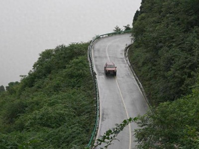 自動擋車開長下坡別慌！掌握這個操作，降低剎車負擔，安全又穩當
